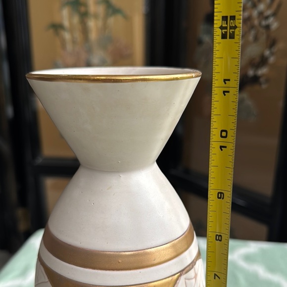 Italy terra cotta pottery art vase Gold and cream colored feminine design - Picture 8 of 9